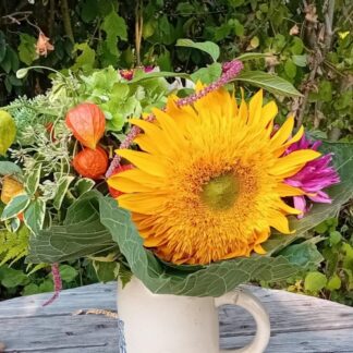 Bouquet avec tournesol zinnias et dahlias petit